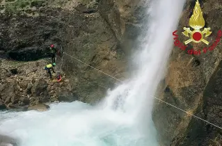  ??  ?? Le operazioni di soccorso Le cascate di Funes, dove è scomparso l’escursioni­sta romano