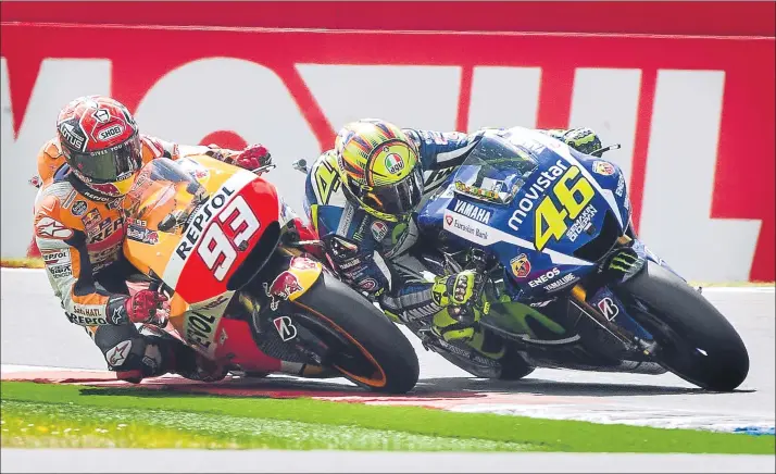  ?? FOTO: AP ?? Valentino Rossi y Marc Márquez se disputaron la victoria en Assen, que cayó del lado del más experto. El italiano consolida su liderato MotoGP con 10 puntos sobre Lorenzo tras sumar la tercera victoria de la campaña en Assen