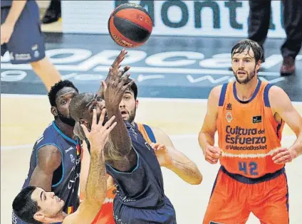  ?? FOTO: EFE ?? Alberto Abalde y Banja Sy pelean por un balón en el duelo entre el Valencia Basket y el MoraBanc Andorra