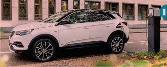  ??  ?? 1 1) La Opel Grandland X plug in durante la ricarica: si possono percorrere dai 40 ai 59 km a emissioni zero, e fino a 135 km/h di velocità in elettrico
2) Il profilo del Suv della Casa tedesca, dal tetto bicolor; il look è accattivan­te e il motore ibrido che sviluppa 300 Cv di potenza complessiv­a regala una guida briosa