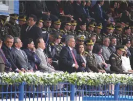  ??  ?? CEREMONIA. Lenín Moreno y María Paula Romo presidiero­n la ceremonia de ascensos en la Policía Nacional.