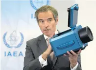  ?? [ imago ] ?? IAEA-Chef Rafael Grossi zeigt eine der Überwachun­gskameras, die im Iran nun wieder zum Einsatz kommen sollen.