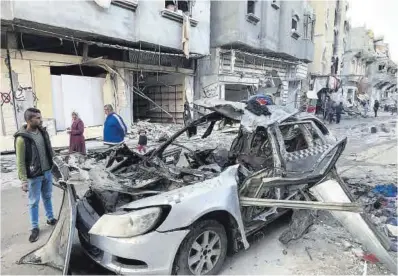  ?? AFP ?? Coche destrozado en el que viajaban los tres hijos del líder político de Hamás, Ismail Haniye, ayer en Gaza.