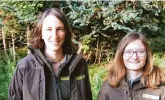  ?? Foto: Siegfried P. Rupprecht ?? Ihre Aufgabe besteht darin, für die Belange des Naturparks Augsburg – Westliche Wälder zu sensibilis­ieren. Carolin Rolle (rechts) und Johanna Völkel wollen dies im Einklang mit den Menschen vor Ort erreichen.