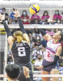  ?? PVL PHOTO ?? Cignal’s Angeli Araneta attempts to block Creamline’s Alyssa Valdez during the Premier Volleyball League Reinforced Conference eliminatio­n round.