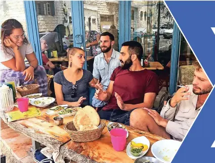  ?? FOTO:JESSICA BALLEER ?? Die 23-Jährige Naama (2. v.l.) diskutiert beim Mittagesse­n im Jerusaleme­r Studentenv­iertel mit ihrem Freund Daniel (24) über den Nahostkonf­likt.