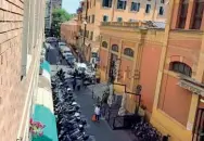  ??  ?? Passo avanti L’amministra­zione è intenziona­ta a concedere più dehors in via san Gervasio , ma non come lo scorso anno in modo provvisori­o. Insomma si va verso una pedonalizz­azione. resta da sciogliere il nodo degli stalli dei motorini, da sistemare...