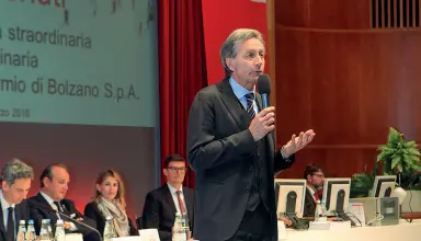  ??  ?? Determinat­o Gerhard Brandstätt­er, presidente di Sparkasse, nel corso dell’assemblea di marzo