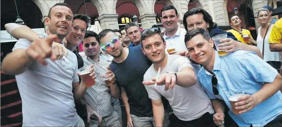  ?? ÁLVARO MONGE ?? Un grup de joves londinencs celebren un comiat de solter a la plaça Reial de Barcelona, divendres passat.