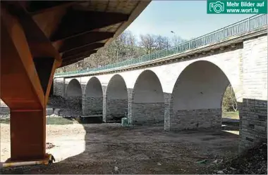  ?? Foto: Arlette Schmit ?? Mehr Bilder auf www.wort.lu
Die 70 Jahre alte Sauerbrück­e verfügt über fünf aus Hausteinen errichtete Rundbögen. Parallel dazu wurde nun eine neue Brücke errichtet (links). Diese wird in Kürze für den Verkehr freigegebe­n.