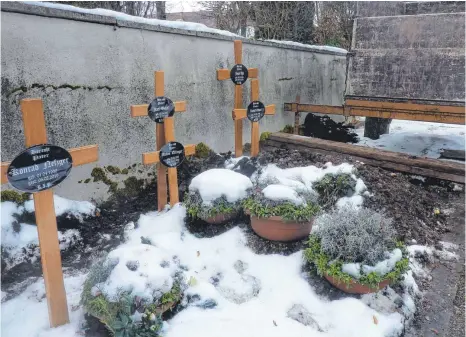  ?? FOTO: SJ ?? Die Comboni-Missionare Bruder Rudolf Olbort, Pater Josef Uhl, Pater Matthias Gamper und zuletzt am 19. Januar Bruder Hans Abt sind an Covid-19 gestorben. Bis au Matthias Gamper, der in Südtirol bestattet wird, sind sie auf dem Friedhof bei Sankt Wolfgang in Ellwangen beerdigt. Die Beerdigung von Hans Abt war am 22. Januar. Auf unserem Bild vom Donnerstag ist noch das offene Grab zu sehen.