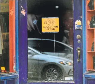  ?? ANDREW FRANCIS WALLACE
TORONTO STAR FILE PHOTO ?? A sign notifies customers of the lockdown at a second-hand store in Toronto. The Canadian Federation of Independen­t Business wants the government to let small businesses open up.