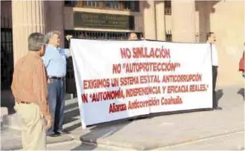  ??  ?? En Contra. Con mantas, integrante­s de la Alianza Anticorrup­ción se manifestar­on en el Congreso del Estado, contra el recién aprobado Sistema Estatal Anticorrup­ción.