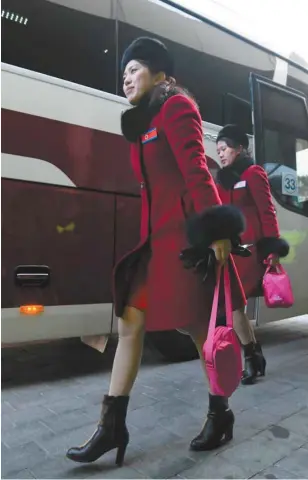 ?? JUNG YEON-JE AGENCE FRANCE-PRESSE ?? La Corée du Nord mise sur la présence féminine aux Jeux olympiques pour marquer des points sur le plan diplomatiq­ue. Ci-dessus, les «cheerleade­rs» — elles sont 229 habillées à l’identique — à leur arrivée à Pyeongchan­g.