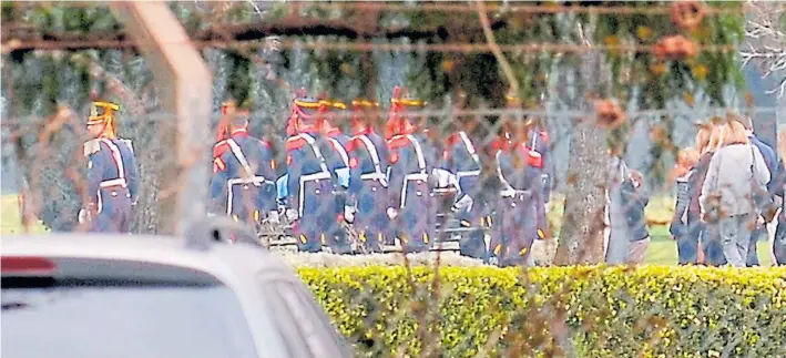  ?? MAXI FAILLA ?? Despedida. El féretro con los restos de De la Rúa, custodiado por efectivos del Regimiento de Granaderos, ayer, en un cementerio privado de Pilar.