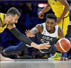  ?? ANDY BROWNBILL / ASSOCIATED PRESS ?? Australia’s Andrew Bogut (left) battles Donovan Mitchell for the ball during the United States’ 98-94 loss in Melbourne that ended the Americans’ 78-game winning streak.