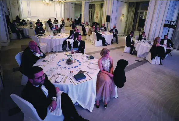  ??  ?? Una panorámica de algunas de las mesas del salón Neptuno del hotel Westin Palace de Madrid donde se celebró la gala de entrega de los galardones