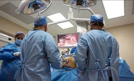  ??  ?? doctors operating on a patient at Hospital Oasis of Hope in tijuana, Mexico.