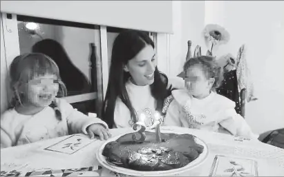  ?? ?? María García, junto a sus dos hijas, en el estudio que alquiló en Santa Ponça.