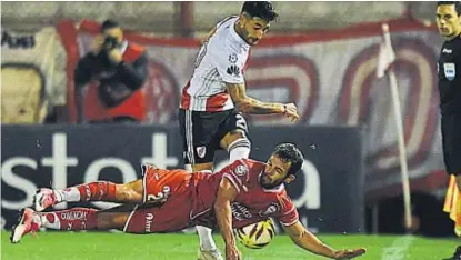  ?? (FOTOBAIRES) ?? Como sea. Milton Casco remata y Lucas Gamba se tira al piso. “Fue un partido horrible”, dijo Gallardo.