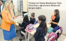  ??  ?? Trkiye’nin hskS %ykeloisi Tlin Erkal Kara, öğrenciler­e Minika GO dergisi dağıttı.
