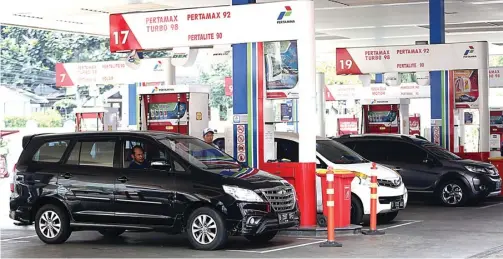  ?? MIFTAHULHA­YAT/JAWA POS ?? VITAL: Aktivitas di salah satu SPBU di Jakarta kemarin. Penggunaan bahan bakar yang sesuai dengan pedoman akan menghasilk­an kinerja mesin yang optimal.