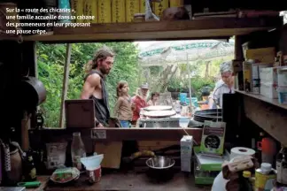  ??  ?? Sur la « route des chicanes », une famille accueille dans sa cabane des promeneurs en leur proposant une pause crêpe.