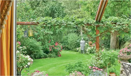  ?? ?? Rear garden measuring 139ft, with statue by Mariele Neudecker, at the house in Hamilton Terrace, which is on the market for £10.5 million. Agent UK Sotheby’s Internatio­nal Realty