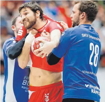  ?? FOTO: VOLKER STROHMAIER ?? Patrick Müller (rotes Trikot) und sein Team kassierten aufgrund einer schwachen zweiten Halbzeit eine Heimnieder­lage.