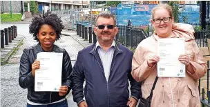  ?? ?? ●● New Pioneers Amanda Mcleod and Silvanya Cassandra with their maths certificat­es in Autumn 2020, alongside their tutor Andy Littlewood, whose teacher training was also facilitate­d by the programme