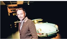  ?? RP-FOTO: ANDREAS BRETZ ?? Christian Lindner im Kunstpalas­t in der Ausstellun­g „PS: ich liebe Dich“vor einem alten Porsche.