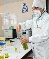  ??  ?? El bioquímico Roberto Barrios muestra el envase de un jarabe elaborado con vegetales y plantas de la selva.