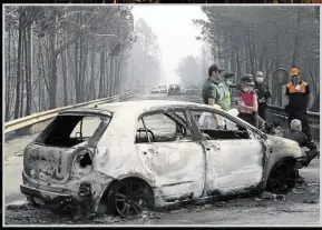  ??  ?? Mindestens 18 Leichen wurden aus ausgebrann­ten Autos geborgen.