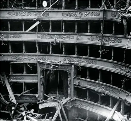  ??  ?? Un’immagine della Scala distrutta; a destra il Teatro Galli di Rimini dopo i bombardame­nti