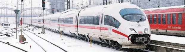  ??  ?? Ein ICE-3 am Bahnhof im verschneit­en München. Die dritte Generation des Schnellzug­s wird überwiegen­d für die Sprinter-Fahrten zwischen Berlin und München eingesetzt.