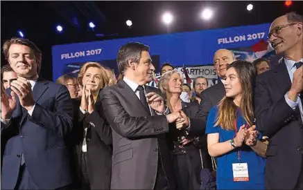  ??  ?? Certains élus de droite demandent le retrait de la candidatur­e de François Fillon à la présidenti­elle.