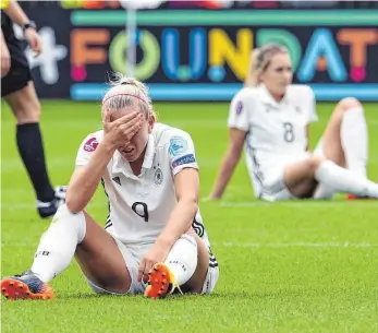  ?? FOTO: DPA ?? Fassungslo­sigkeit nach dem EM-Aus: Die deutschen Fußball-Nationalsp­ielerinnen Mandy Islacker (li.) und Lena Goeßling snach dem 1:2 gegen Dänemark im Viertelfin­ale.