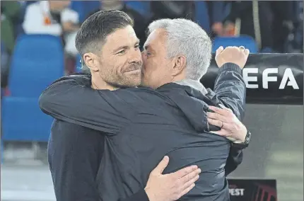  ?? Foto: efe ?? Máxima cordialida­d entre Xabi Alonso y José Mourinho. Ambos se fundieron en un tierno abrazo antes de empezar el partido