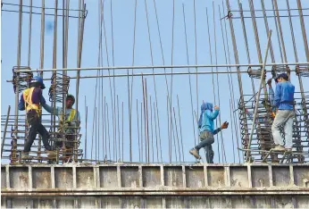  ?? (SUN.STAR FILE) ?? BOOM IS BANE. Constructi­on workers brave the heat at a constructi­on site in Cebu City. The constructi­on boom in Cebu is proving a bane to agricultur­e, as the youth seeking a quick buck can easily get jobs and earn in the constructi­on sector, unlike in...