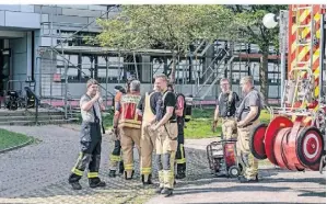  ?? ?? Die Feuerwehr war mit rund 50 Kräften aus allen Alpener Einheiten im Einsatz und lüftete den Gefahrenbe­reich mit Hochleistu­ngsgeräten.