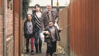  ?? Joss Barratt / Sundance Selects ?? Dave Johns plays the title role in Ken Loach’s “I, Daniel Blake,” alongside Hayley Squires (left), Briana Shann and Dylan McKiernan.