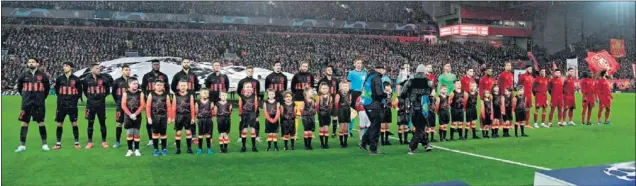  ??  ?? Los jugadores del Atlético de Madrid posan junto con los del Liverpool antes del inicio de la vuelta de octavos de final de la Champions League en Anfield.