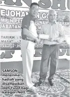  ??  ?? SAMSON menerima hadiah yang disampaika­n oleh Yusof bagi kategori Nett.