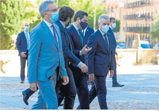  ?? EFE ?? El presidente andaluz, Juanma Moreno, conversa con el lehendakar­i, Íñigo Urkullu, en la última Conferenci­a de Presidente­s celebrada en Salamanca en julio.