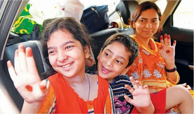  ?? Agence France-presse ?? ↑
Pakistani nationals, who were stranded in India following the closure of borders due to the COVID-19, wave before crossing the Wagah border on Thursday.