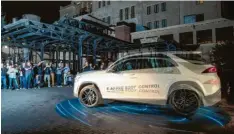  ??  ?? Da steppt der Benz: Das völlig neue Dämpfersys­tem kann den Mercedes GLE förmlich tanzen lassen – nur zu Showzwecke­n natürlich.