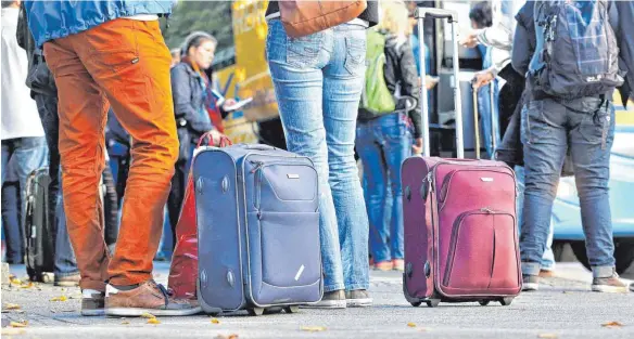  ?? FOTO: JAN WOITAS/DPA ?? Reisende beim Einsteigen in einen Bus: „Dieses Jahr wird weiter von Verlusten in der Reisewirts­chaft geprägt sein“, sagt DRV-Präsident Norbert Fiebig.
