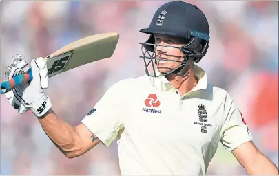  ??  ?? England’s Joe Denly acknowledg­es the crowd after his 94 against Australia