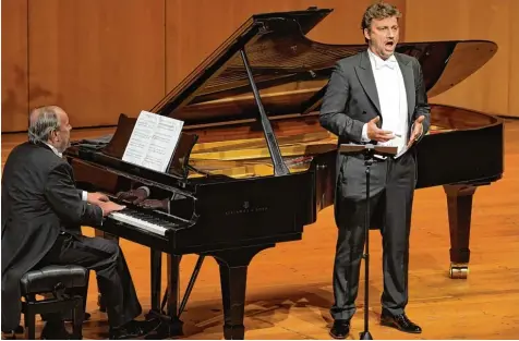  ?? Foto: Bernd Feil ?? Der Weltstar Jonas Kaufmann bei seinem Liederaben­d im Kurhaus von Bad Wörishofen. Am Flügel Helmut Deutsch, jener Pianist, der Kaufmann an der Münchner Musik hochschule erst zum Liedgesang brachte.