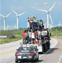  ?? UESLEI MARCELINO/REUTERS ?? Caravana. De carona, migrantes tentam chegar aos EUA